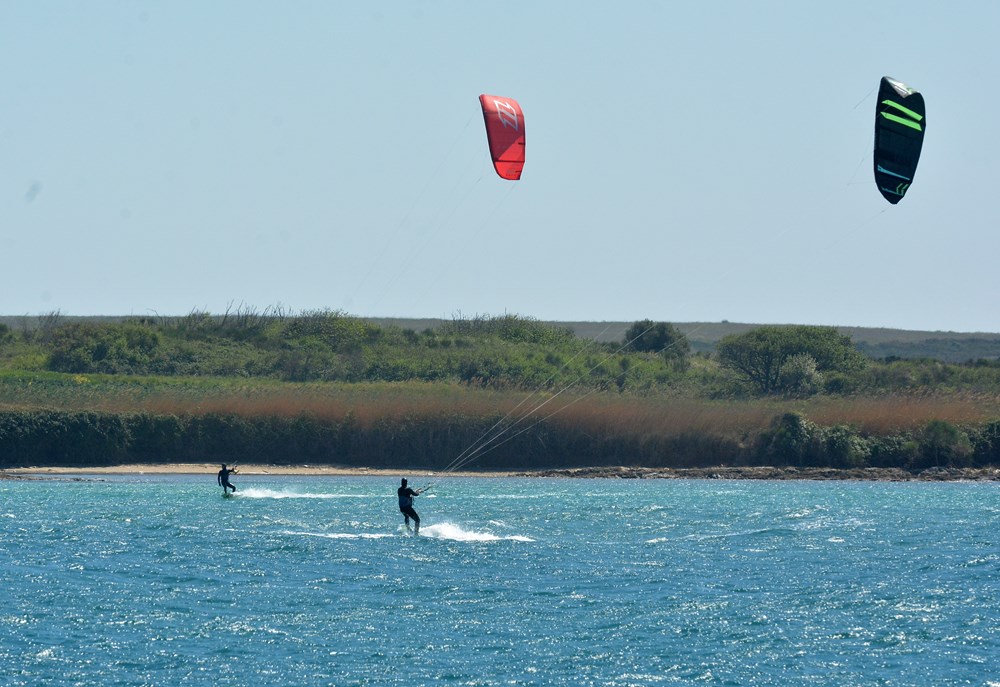 Surferi i kitesurferi u uvali Kuje u Ližnjanu (Danilo MEMEDOVIĆ)